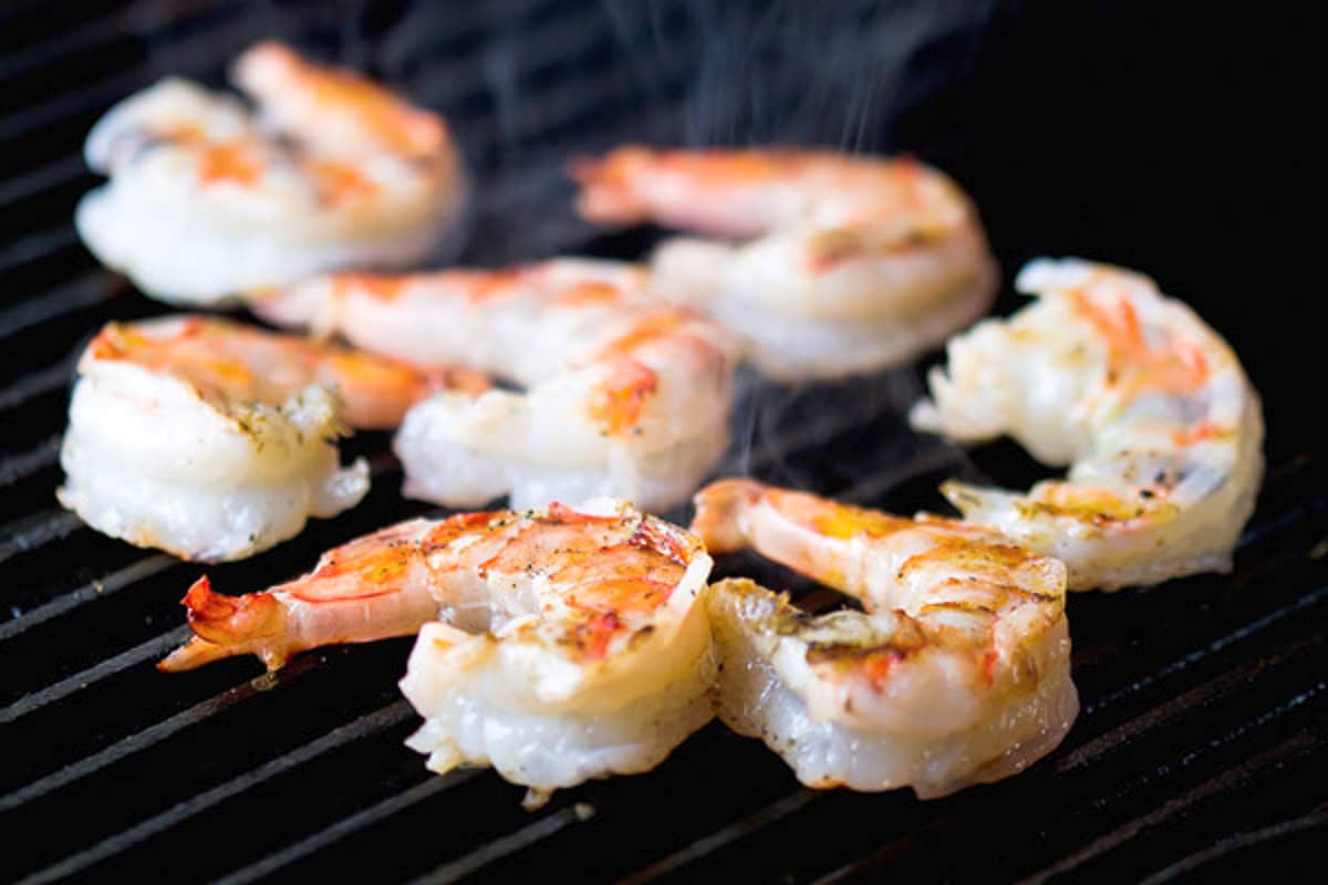 A close up of shrimp being grilled.