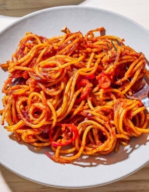 Spaghetti all'assassina web story poster image.