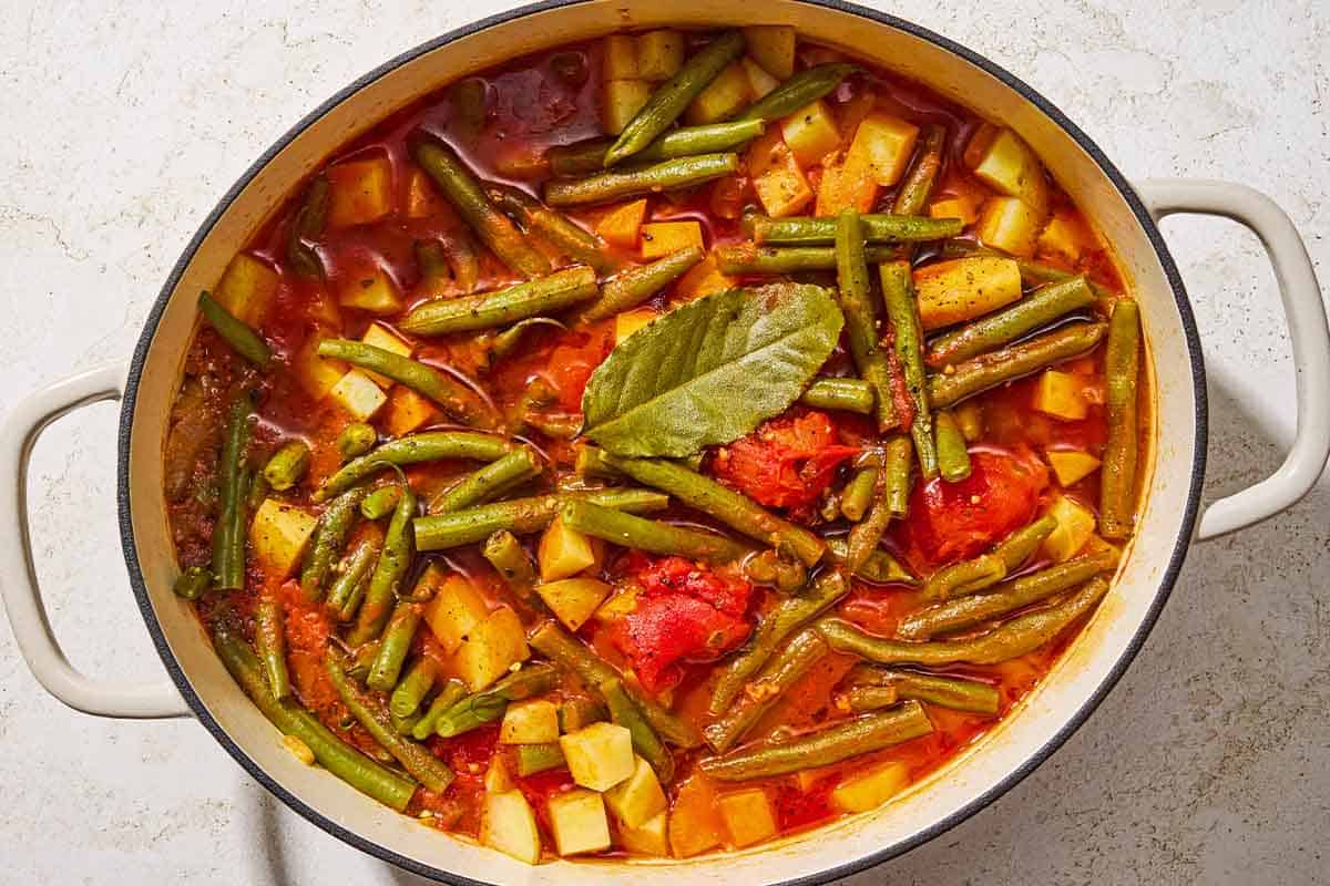Fasolakia in a large pot.