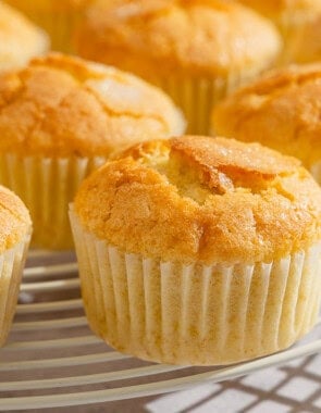 Several magdalenas evenly spaced on a round wire rack.