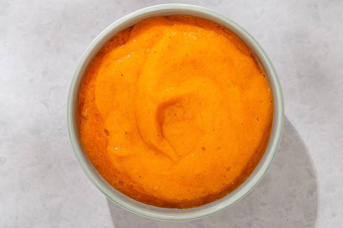 The pureed persimmons in a bowl.